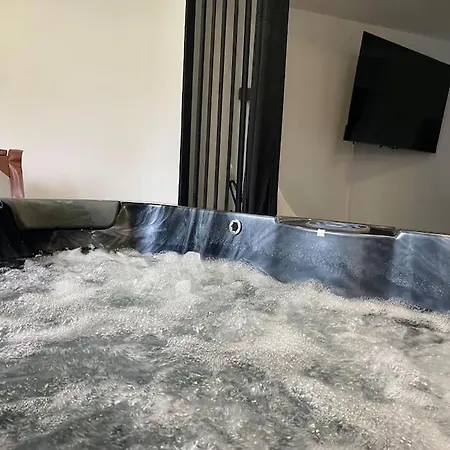 Makeda & Jacuzzi