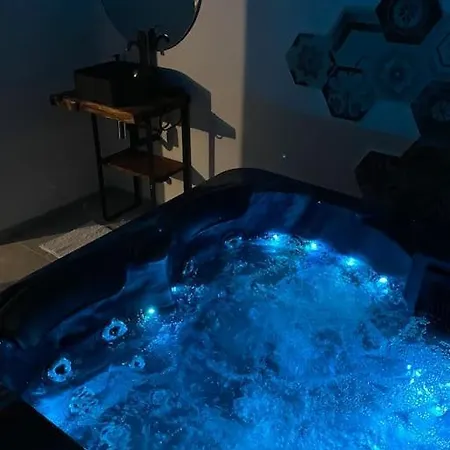 Makeda & Jacuzzi Villa *