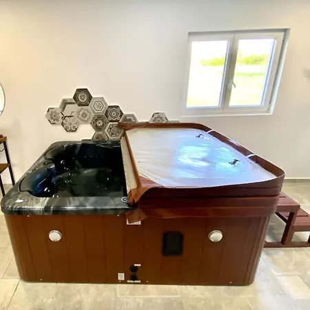 Makeda & Jacuzzi *
