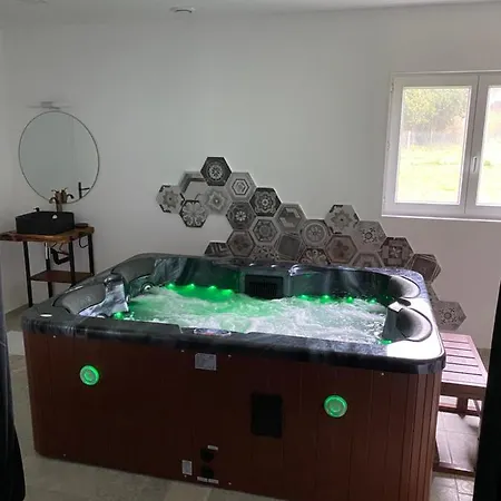 Makeda & Jacuzzi Villa